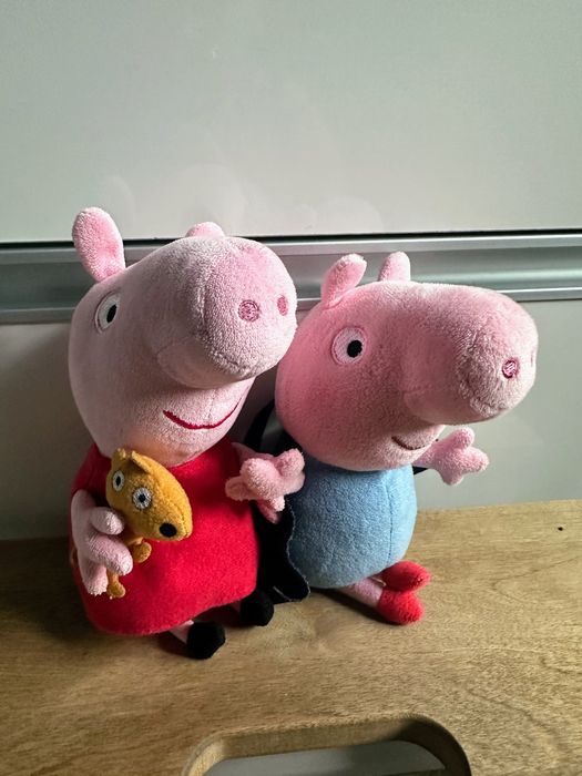 Świnka Peppa i brat George w masce maskotki