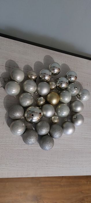 Bombki choinkowe srebrne różne wielkości Świata Bożego Narodzenia