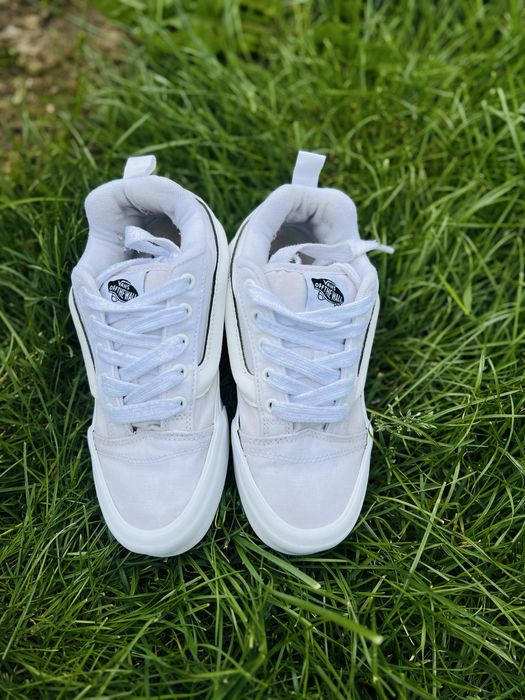 vans on the wall білі жіночі