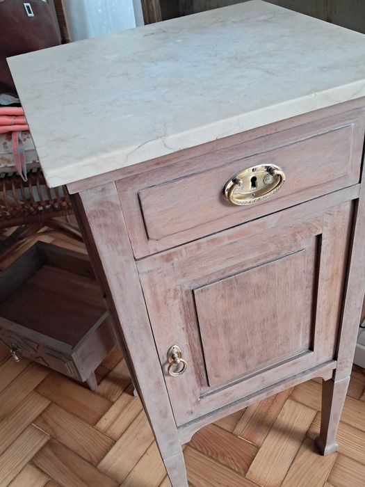 Mesa cabeceira antiga, de madeira e mármore,  estilo peniqueira