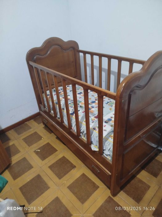 Cama de criança em madeira de castanho