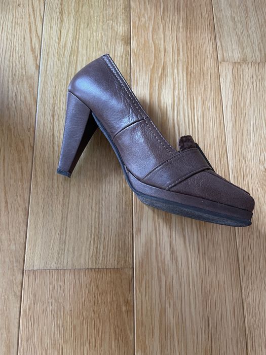 Sapatos em pele cor castanha, confortáveis, usados apenas uma vez