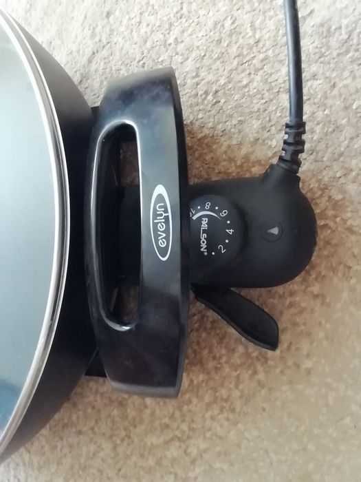 Frigideira elétrica.