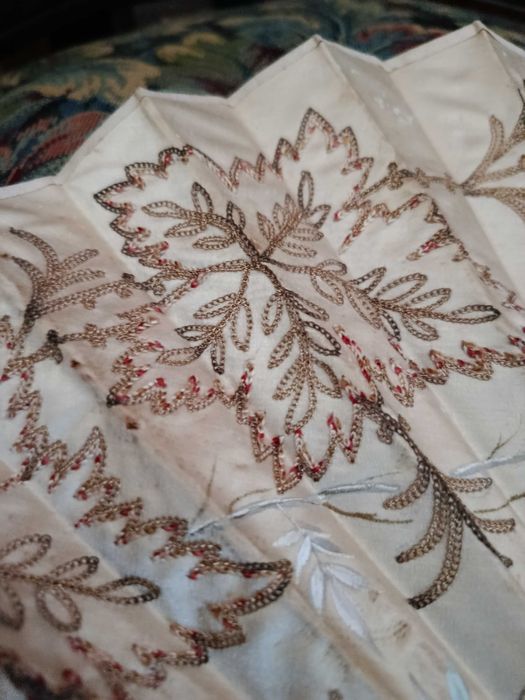 Leque Nobre Seda bordada séc XIX 26 cm fechado