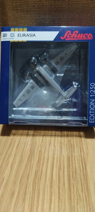 Aviões metálicos á escala + acessórios