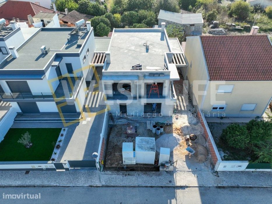 Moradia T4+1 Nova com Arquitetura Moderna, Terraços e Vista Panorâm...