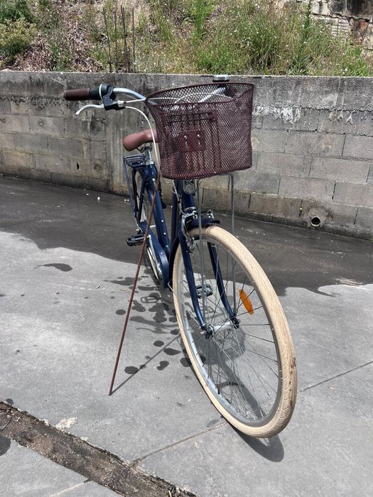 Bicicleta Decathlon Elops 120 com cesto e porta-bagagens