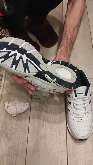 Кросівки BONA 43 розмір, білі