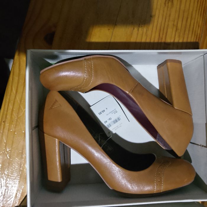 Buty damskie. Dość wysokie.