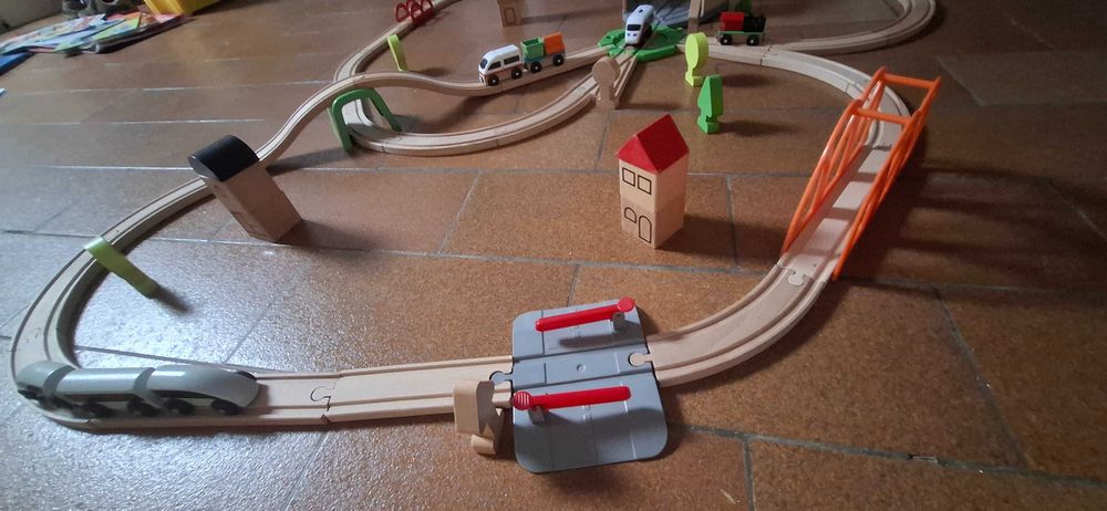 Circuito de Comboios IKEA – Com Pontes, Estação e Acessórios