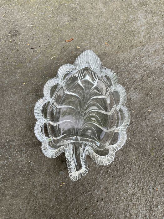 Taça de vidro em formato de folha