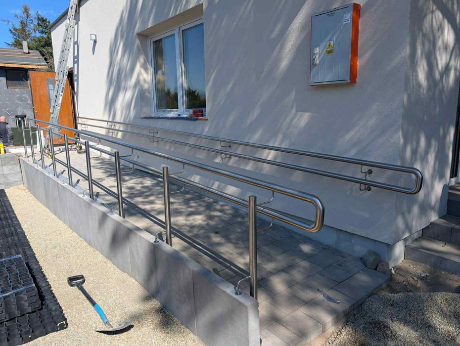 Balustrady nierdzewne podjazdy dla osób niepełnosprawnych