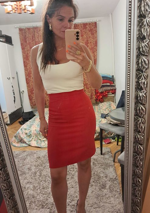 Elegancka czerwona spódnica do kolan rozm. S