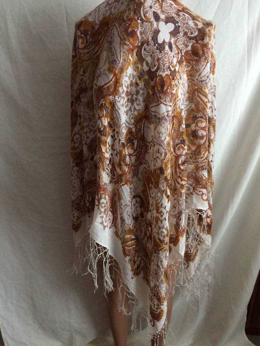 платок с китицами и рисунком