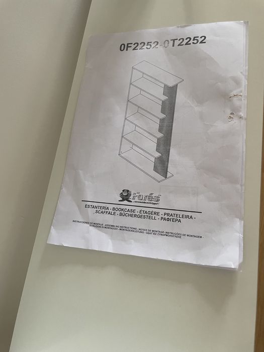 Estante em preto e branco