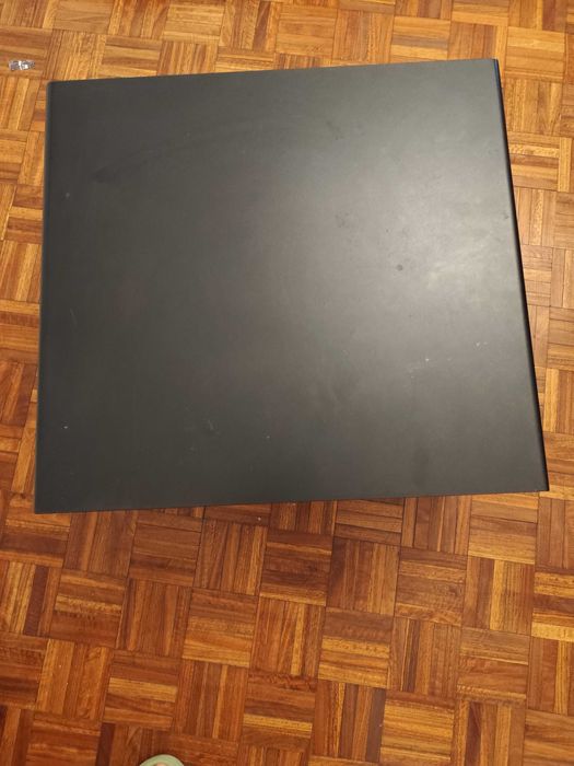 Mesa de centro preta e vermelha