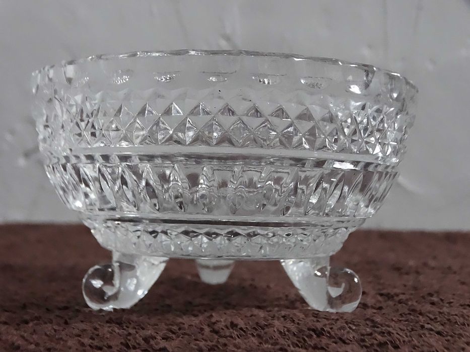 Elegancka Szklana Salaterka na Nóżkach – Vintage / PRL