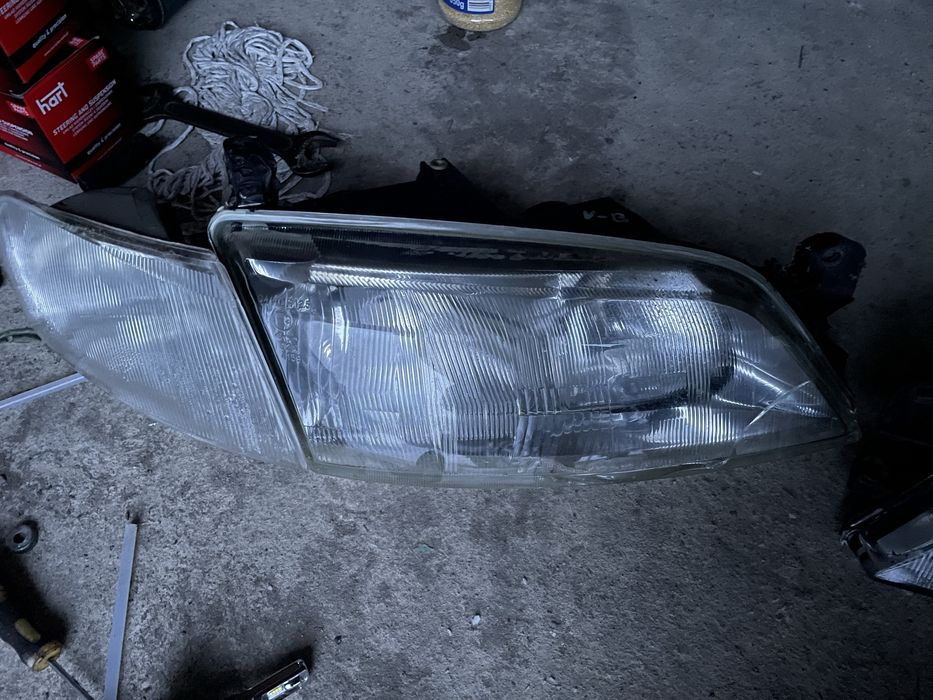 Продам дві фари з поворотниками вектра б дорестайл