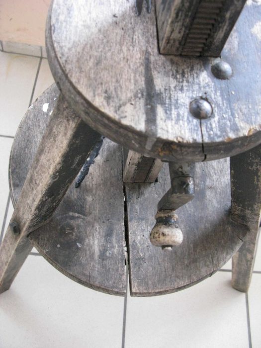 stary statyw z zakładu fotograficznego drewniany