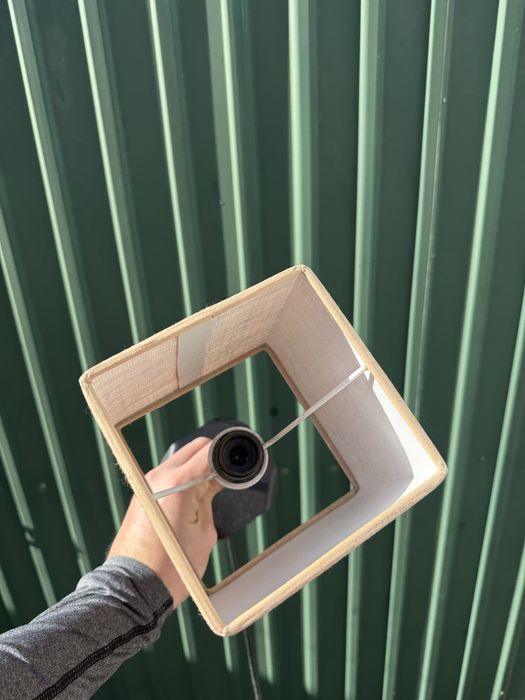 Candeeiro de mesa com abatjour bege quadrado, base preta