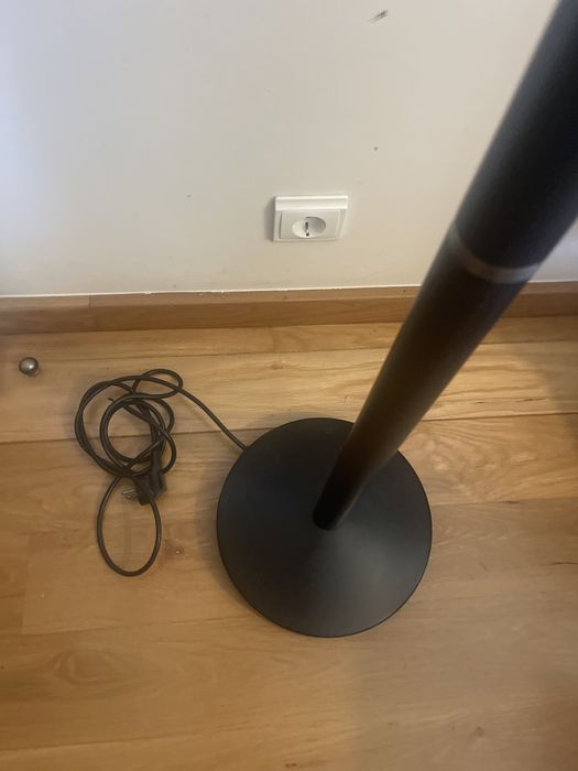 Candeeiro de pé em halogenio com muito poder de iluminação e decorativo.