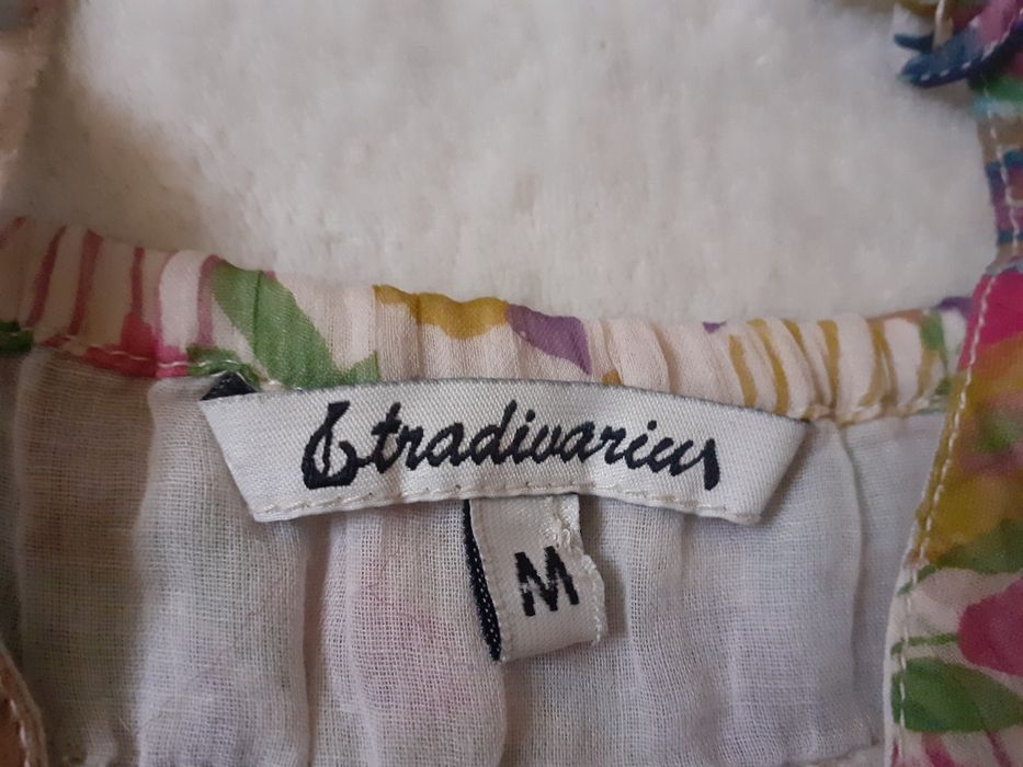 Kolorowa sukienka w kwiatki  na ramiączkach