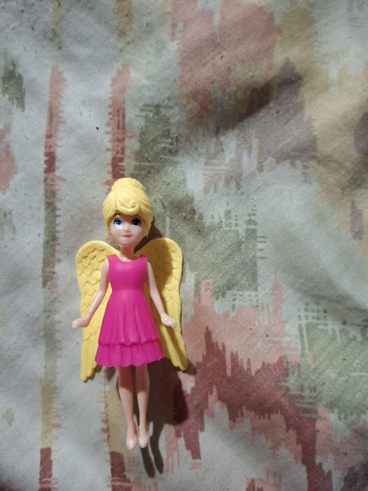 Boneca pequena e bonita