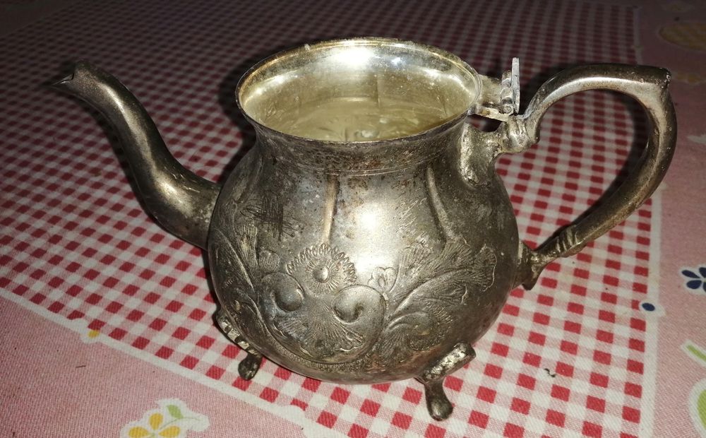 Duas peças de estanho