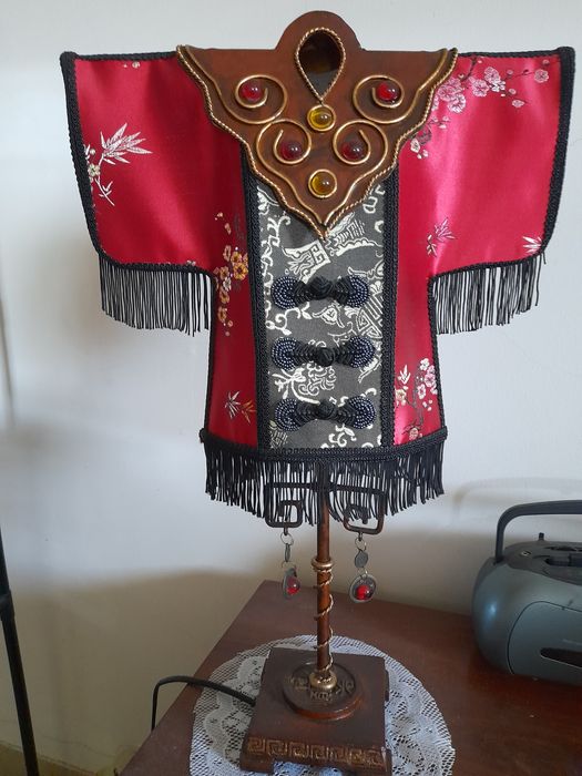 Candeeiro oriental em forma de quimono