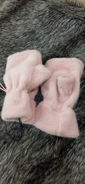 Митенки пушистые, розовые.