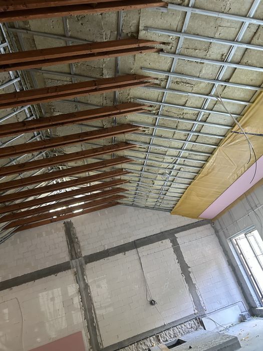 Ocieplenie poddasza  wełną szklana oraz mineralna,, zabudowa z płyt kartonowo-gipsowych,montaż sufitów podwieszanych.