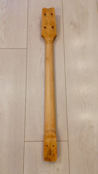 Gitara basowa.  Gryf