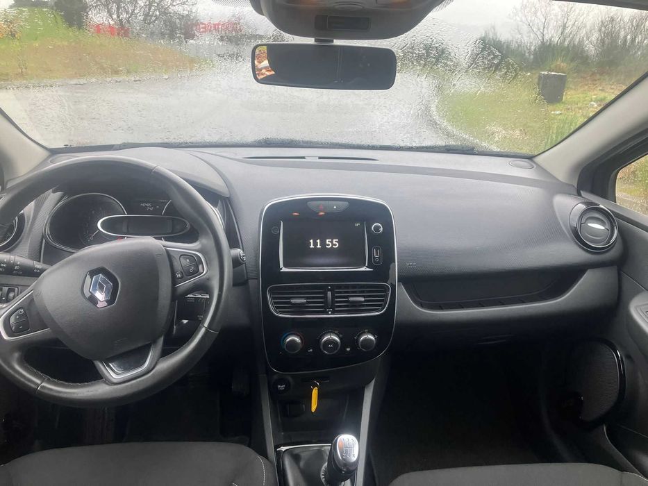 Renault Clio - Espaçosa e Económica