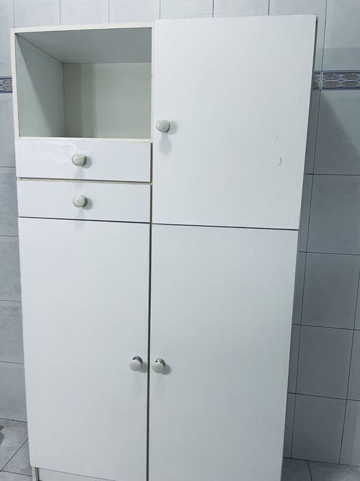 Armario muito bom e muito bonito. Só 100€