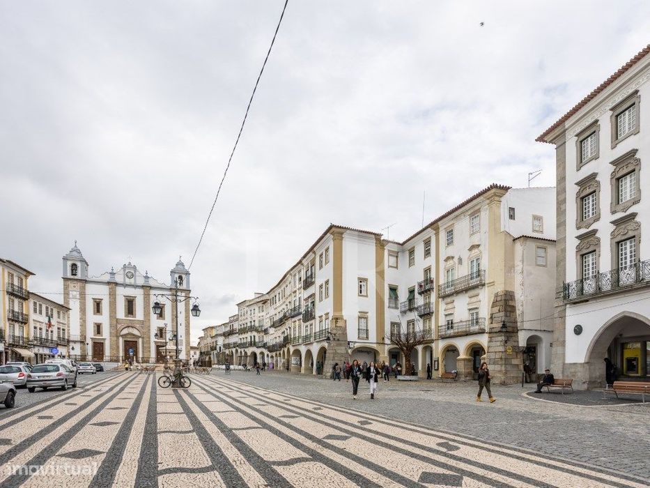 Prédio com dois T2 e um espaço comercial em Évora