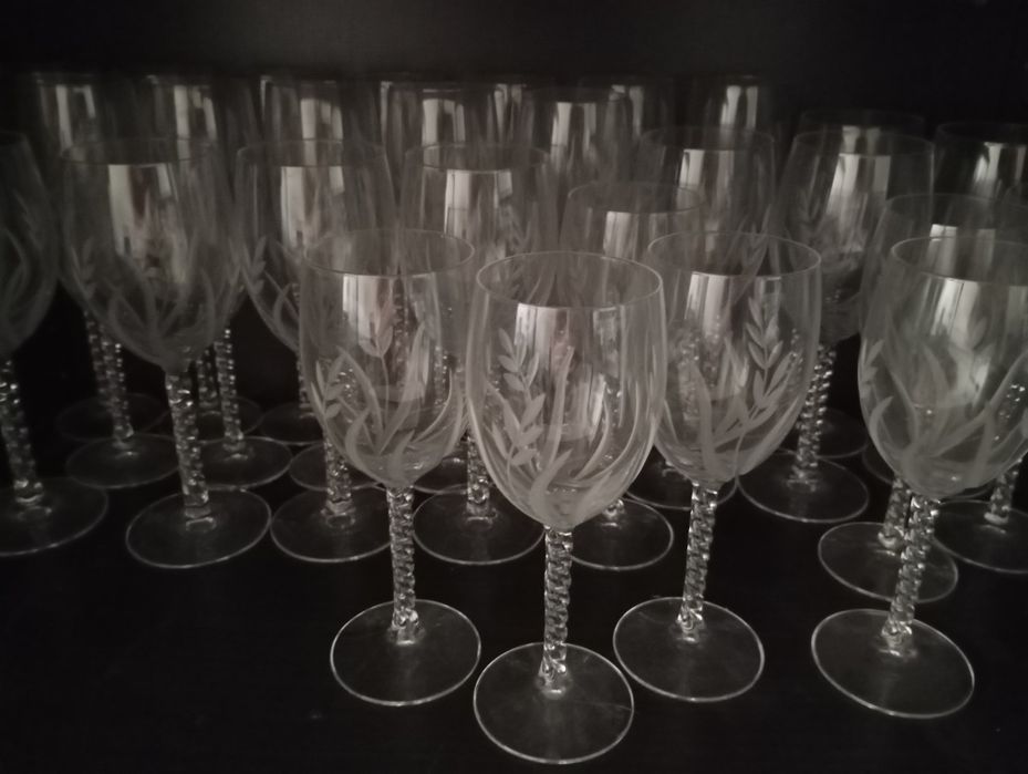 Cálices de vidro com relevos