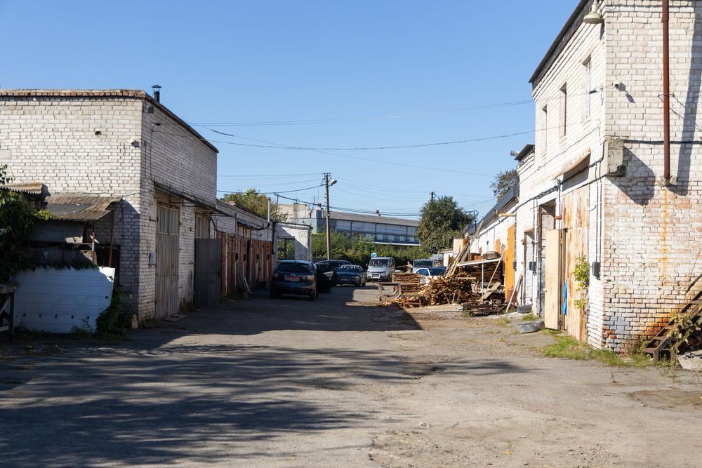 Продам приміщення, склади, гаражі, площею 1270 кв.м.