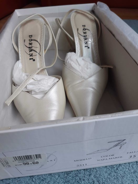 Sapatos de festa, em pele, cor marfim, tamanho 35 - marca espanhola