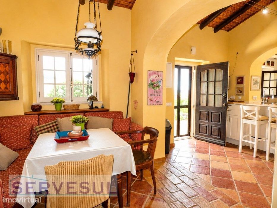 Quinta com 8,4 hectares, duas casas, arrecadações e barragem, local...