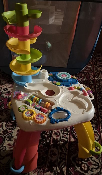 Stolik edukacyjny z kulkami