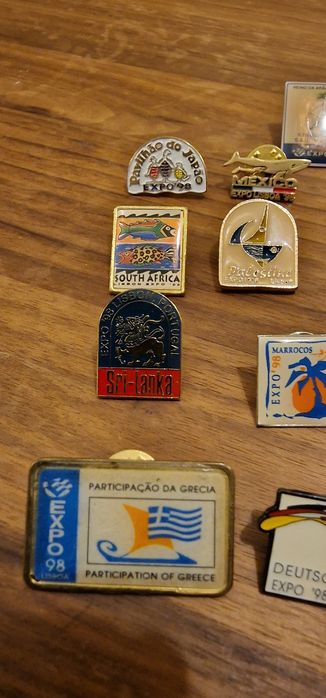 Diversos PINS da EXPO 98