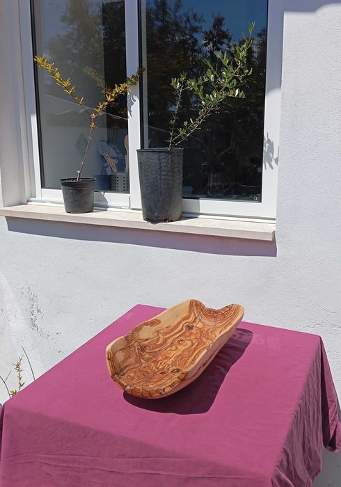 Fruteira feita em madeira de oliveira
