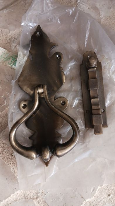 Puxador de porta de entrada novo e tranca