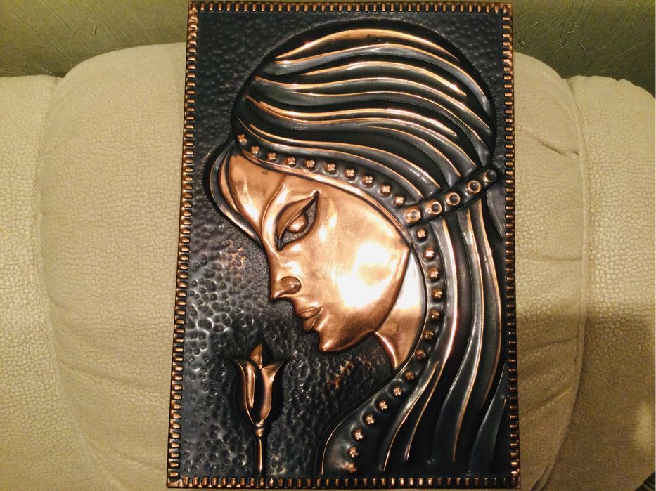 Картина «Дівчина з тюльпаном» чеканка (мідь)