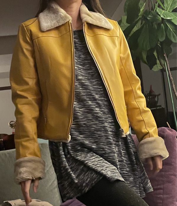 Casaco amarelo em couro