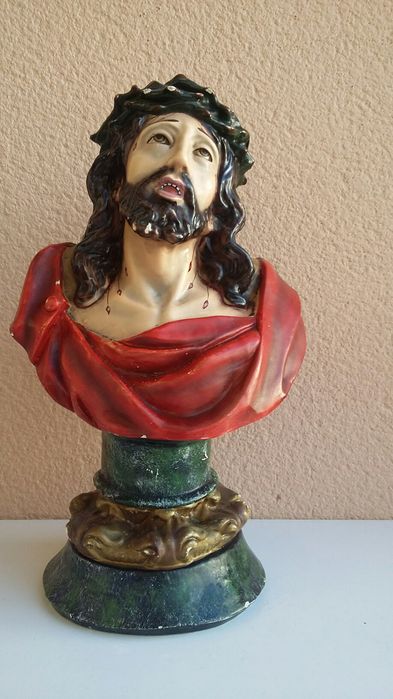 Busto do Cristo antigo em gesso pintado