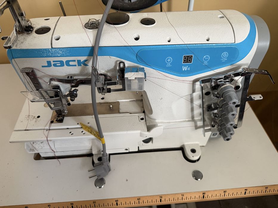 Sprzedam maszyne do szycia renderówke