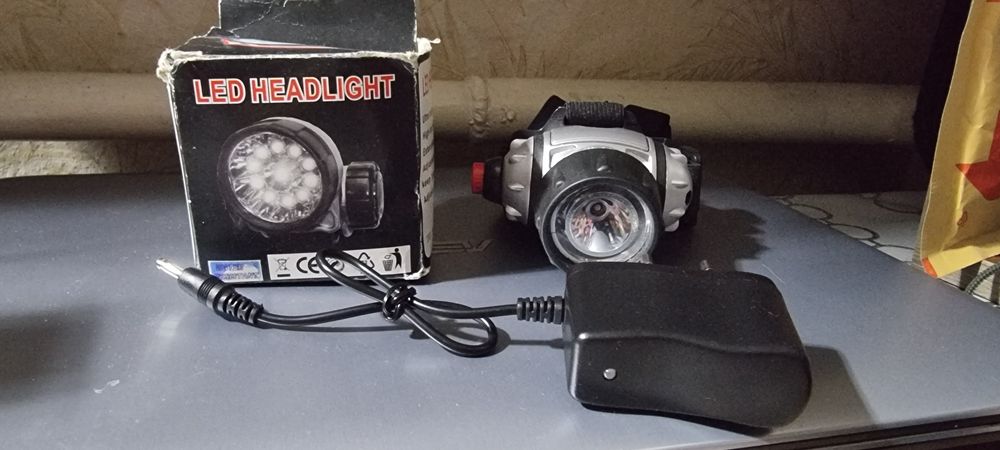 Налобний ліхтарик заряджається від 220