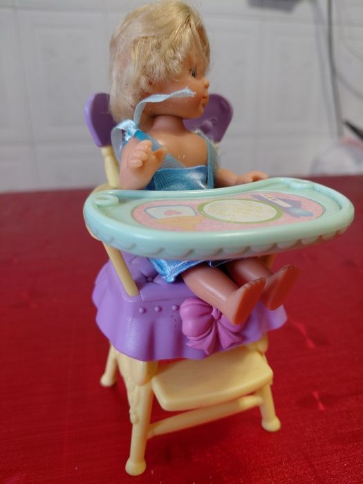 Vendo boneca e cadeira  muito bom preço