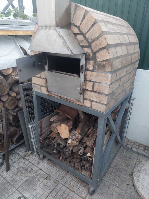 Forno a lenha com pouco uso